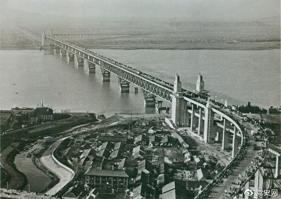 1968年12月29日， 南京長(zhǎng)江大橋全面建成通車。這是當(dāng)時(shí)中國(guó)自行設(shè)計(jì)建造的最大的鐵路、公路兩用橋。
